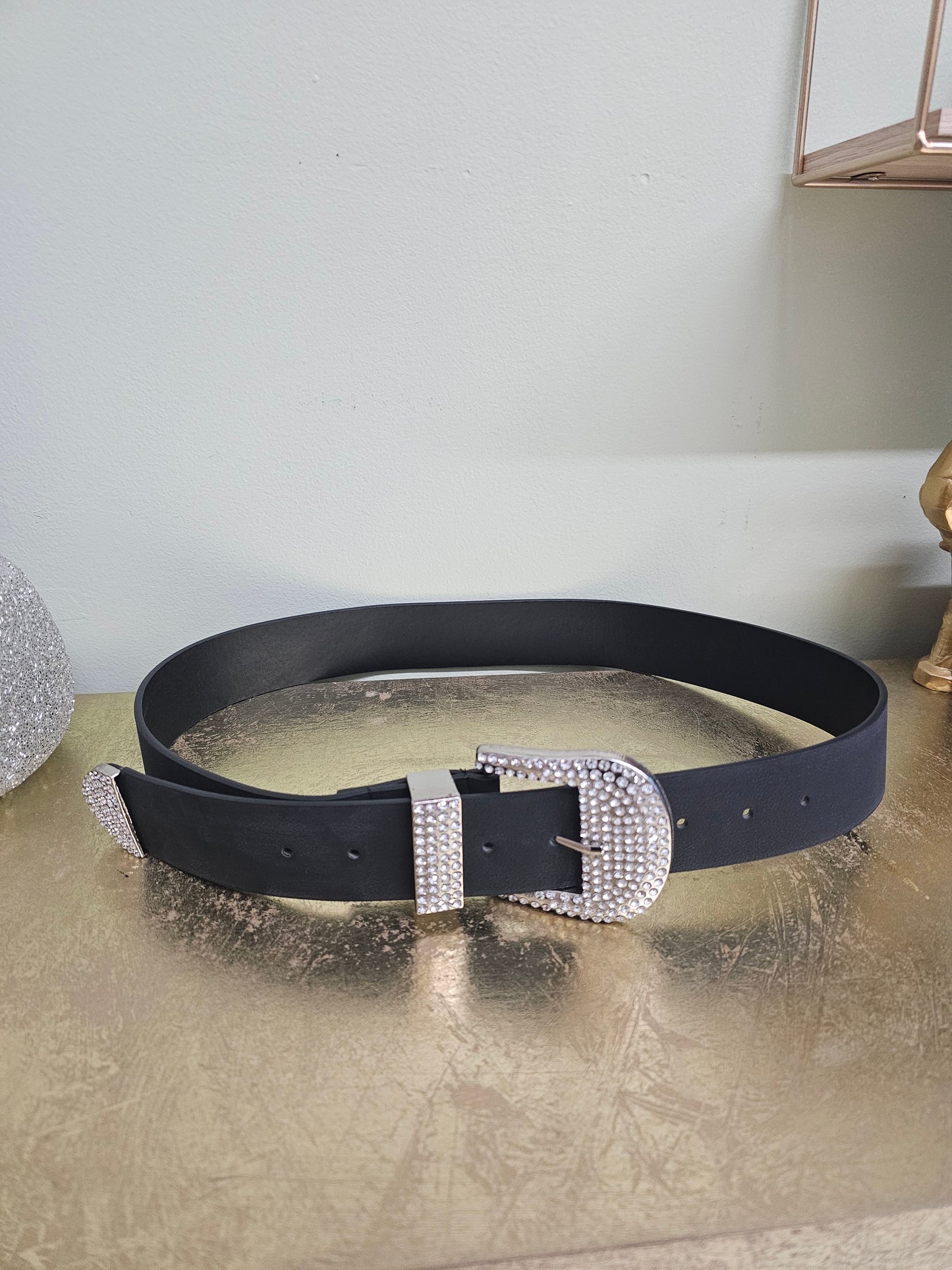 Embedded buckle strap belt