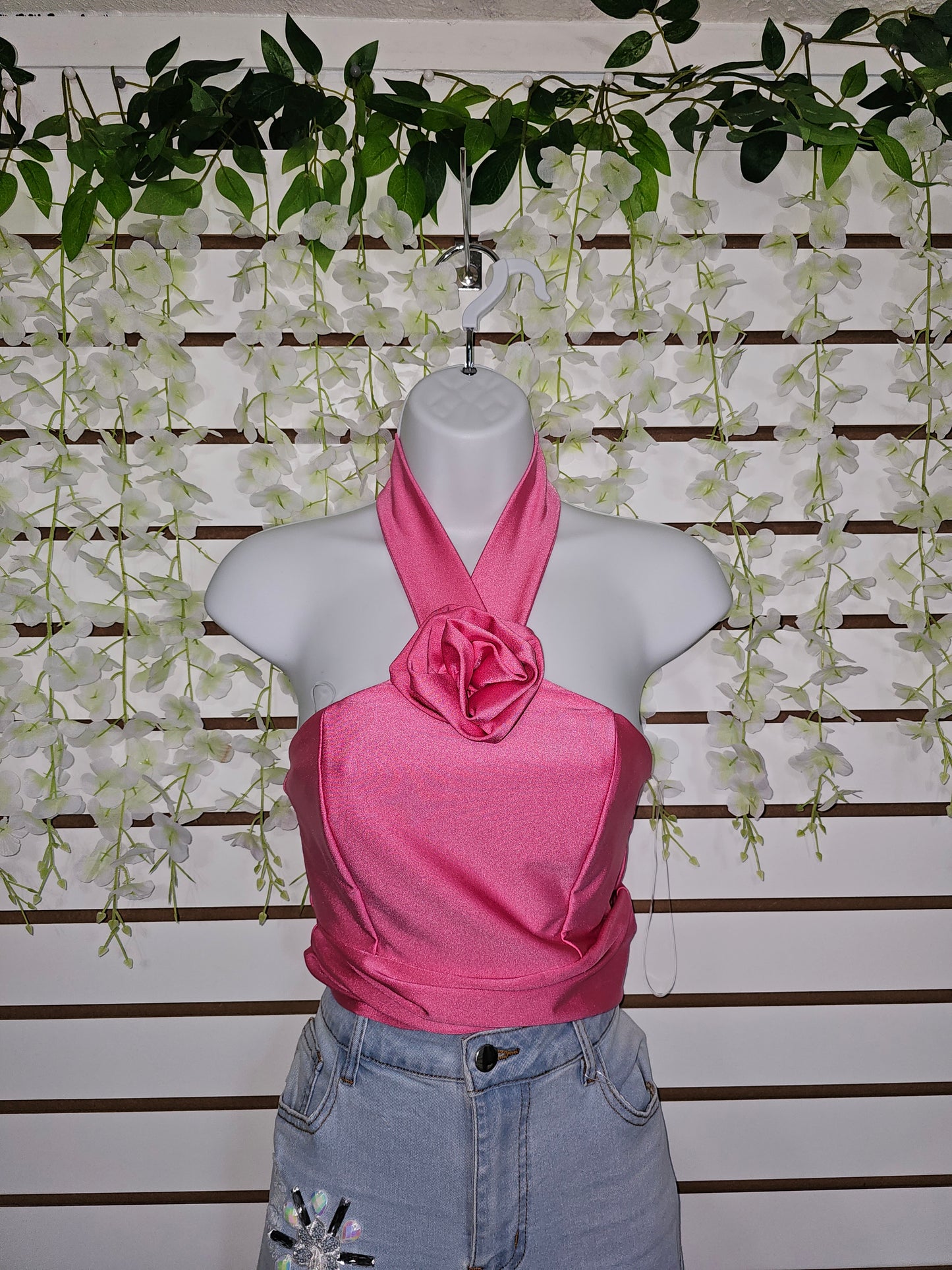 Sleeveless stretch top with front flower